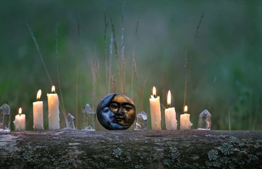 свечи, бревно, кристаллы, ритуал