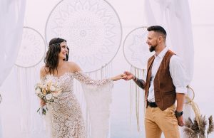 Свадебные украшения 2022: обручальные кольца и аксессуары
