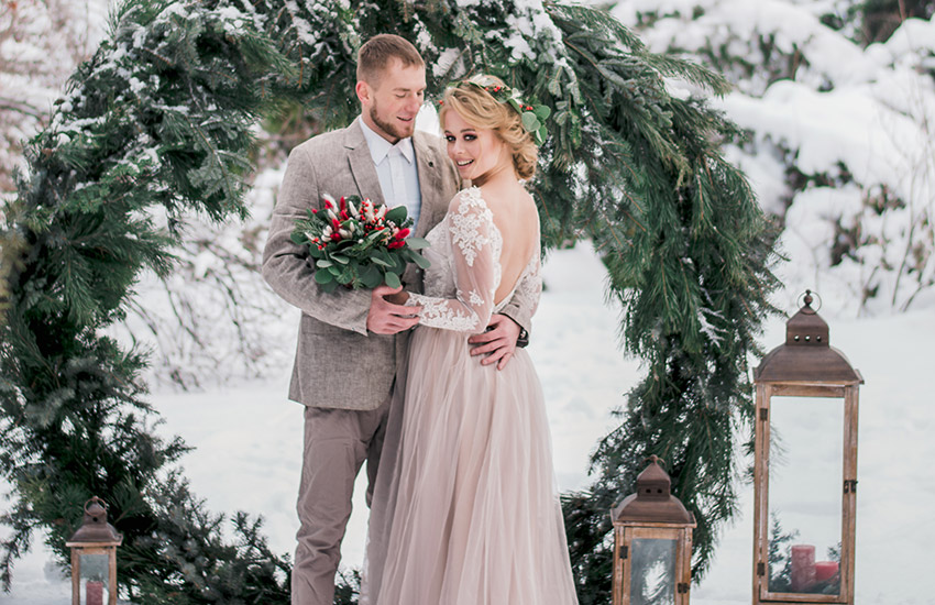 В чем пойти на свадьбу зимой 2023 года девушке: наряды, платья, цвета одежды