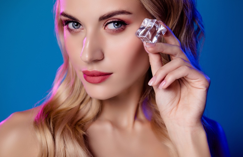 красивая девушка, прозрачный кристалл, камень-талисман