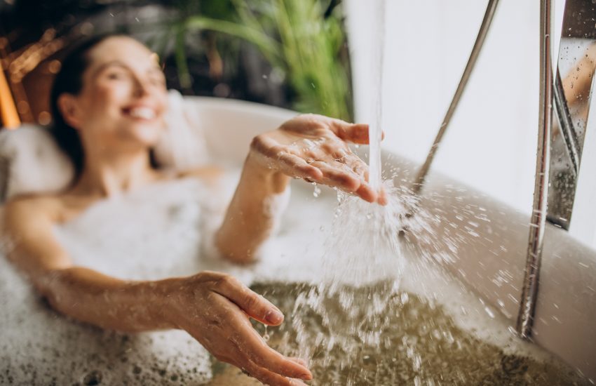 ванна, девушка принимает ванну, домашний уход