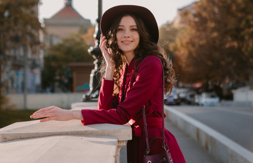 красивая девушка, винный костюм, шляпа