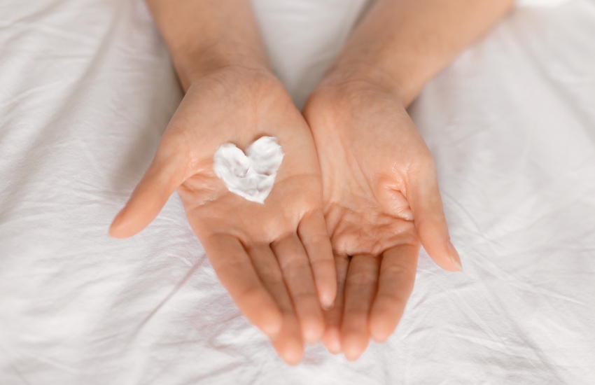 руки, крем для лица, сердечко