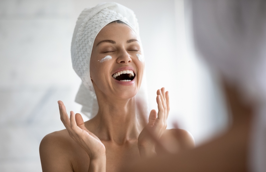 красивая девушка, банное полотенце, зеркало, крем для лица