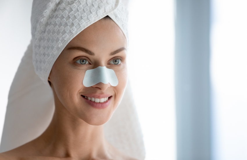 красивая девушка, банное полотенце, зеркало, полоски для носа