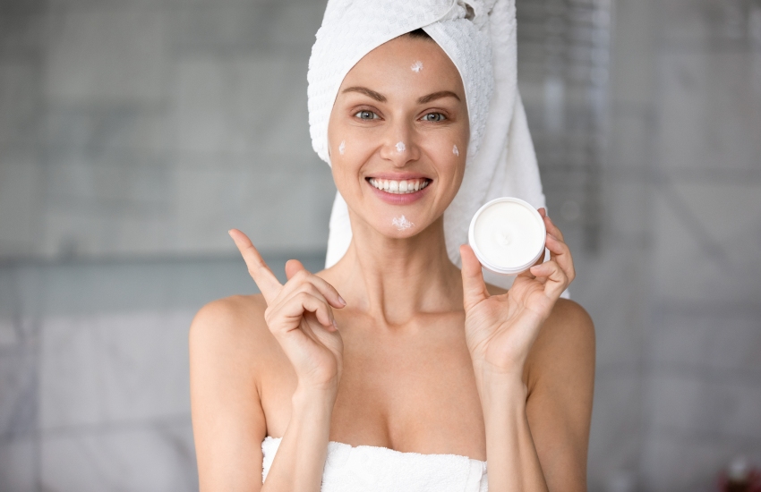 красивая девушка, банное полотенце, зеркало, крем для лица