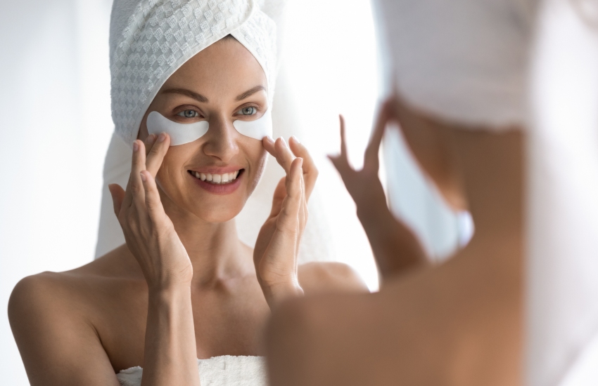 красивая девушка, банное полотенце, зеркало, патчи для глаз