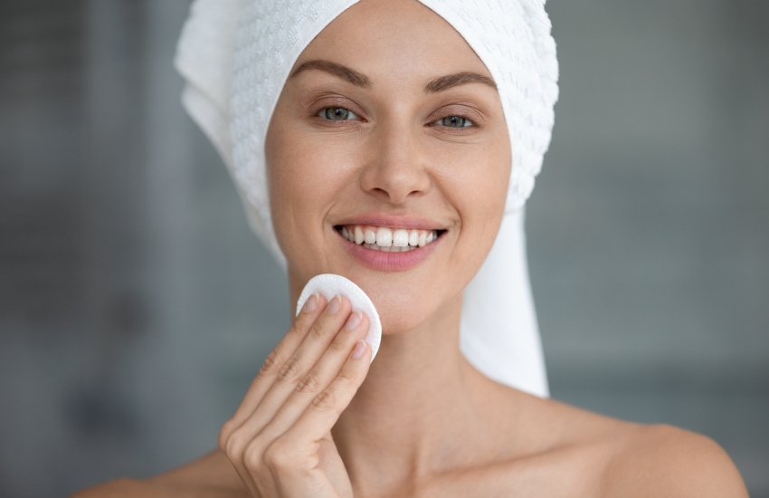 красивая девушка, банное полотенце, зеркало, ватный диск