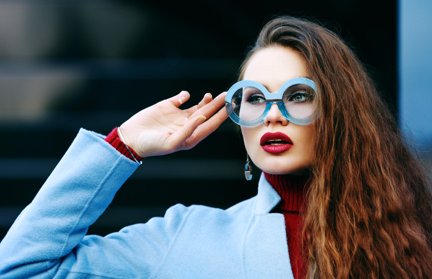 стильная девушка, голубое пальто, голубые очки