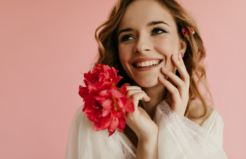 улыбающаяся девушка с цветами, серьги с рубинами
