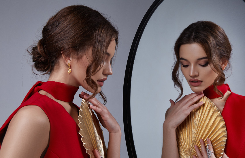 стильная девушка, красное платье, золотые серьги, зеркало