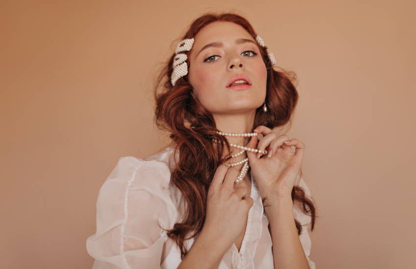 стильная девушка, белая блузка, жемчуг