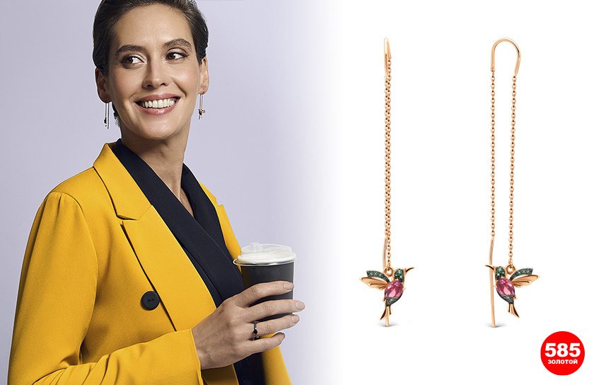 длинные серьги, желтый костюм, стильная девушка