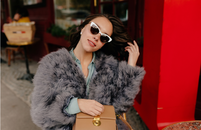 девушка в шубе, модная шуба, солнцезащитные очки, серьги из золота