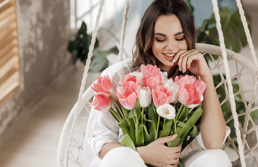 девушка с букетом, 8 марта, женский день, подарки на 8 марта