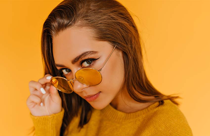красивая девушка, макияж со стрелками, желтые очки