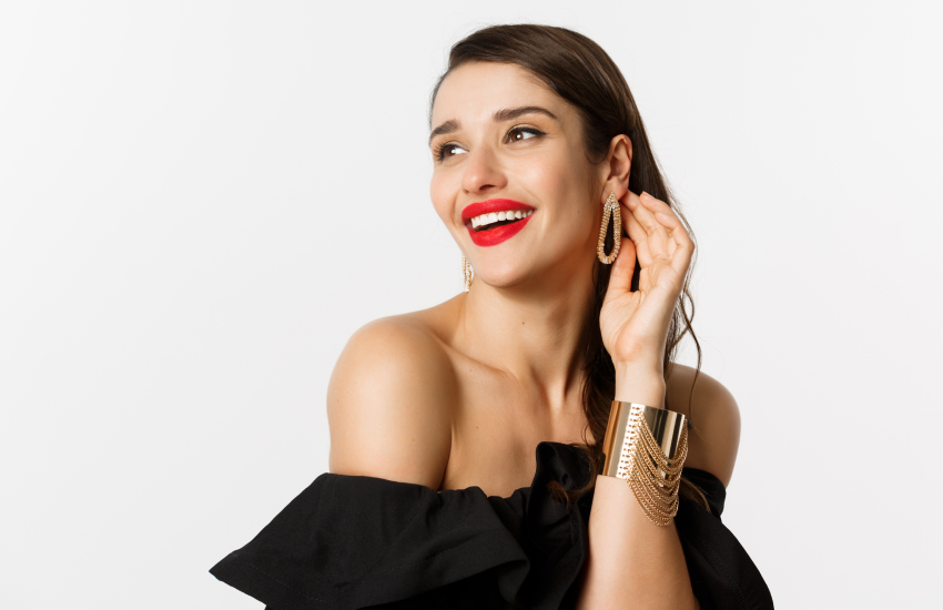 стильный образ, черное вечернее платье, золотой браслет, золотые серьги