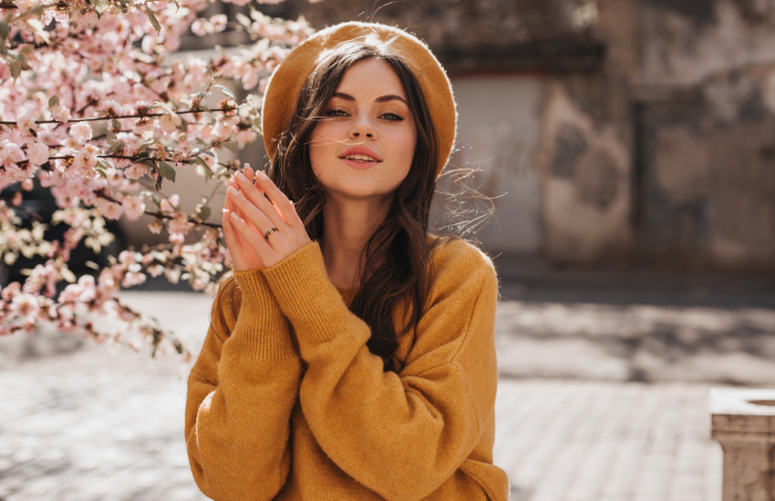 стильная девушка. весна, берет, золотое кольцо