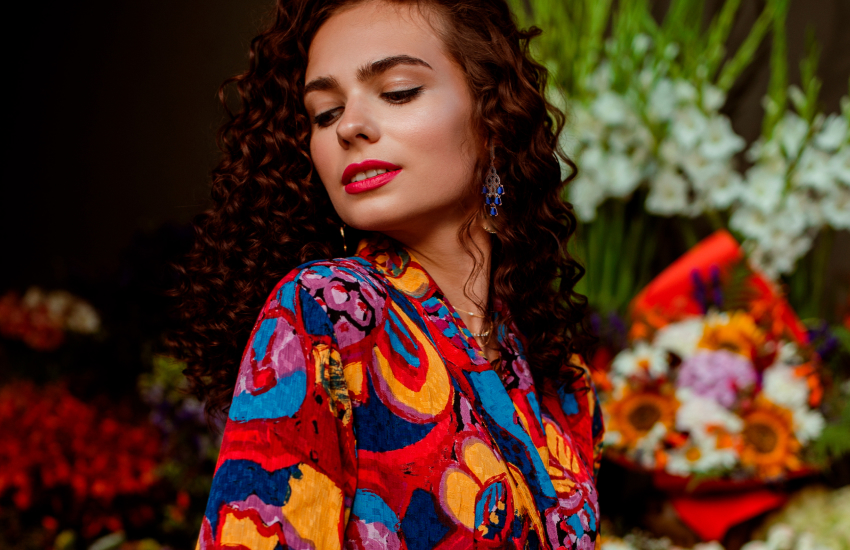 цветной пиджак, прическа, яркий образ, серьги с камнями