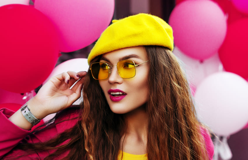 желтый берет, желтые очки, воздушные шары, яркий образ
