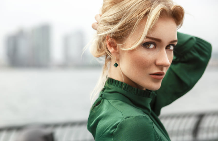 стильный образ, зеленое платье, серьги клевер, реплики брендов