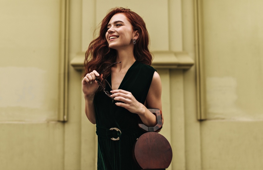 стильная девушка, модная сумка, серьги из серебра