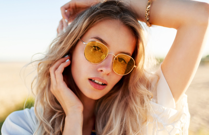 красивая девушка, солнцезащитные очки, золотой браслет