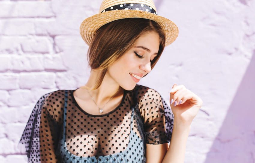летний образ, соломенная шляпа, декольте, колье