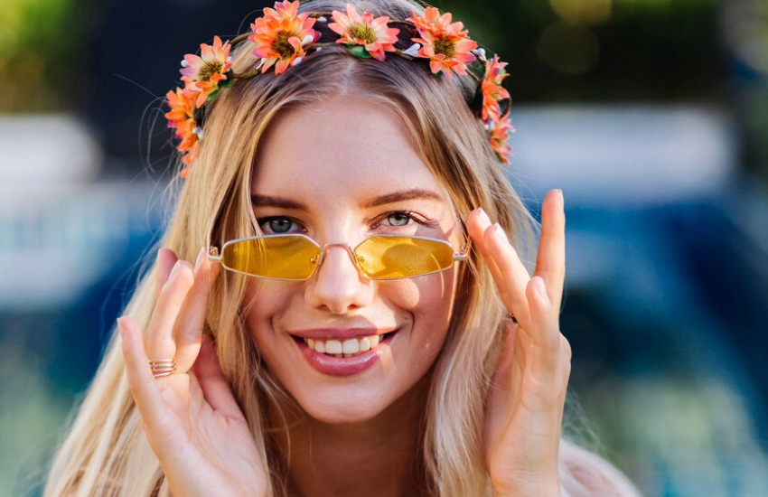 летний образ, венок из цветов на голове, желтые очки
