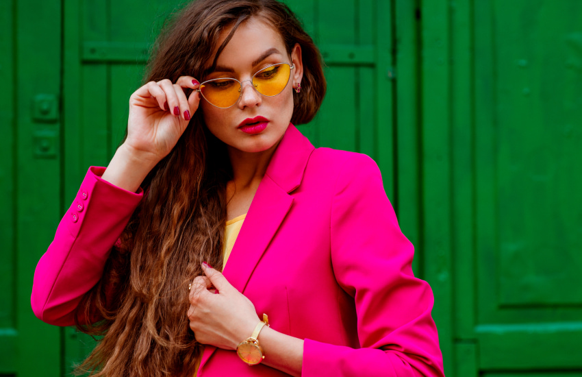 пиджак фуксия, солнцезащитные очки, серьги с рубинами