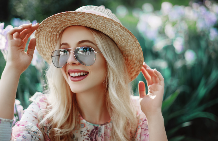 нежный образ, соломенная шляпа, платье в цветочек