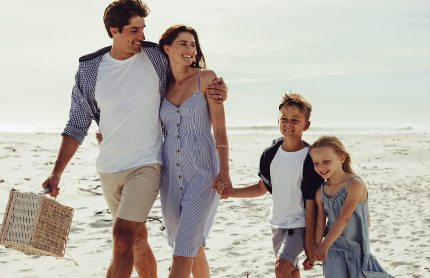 родители с детьми, море, пикник