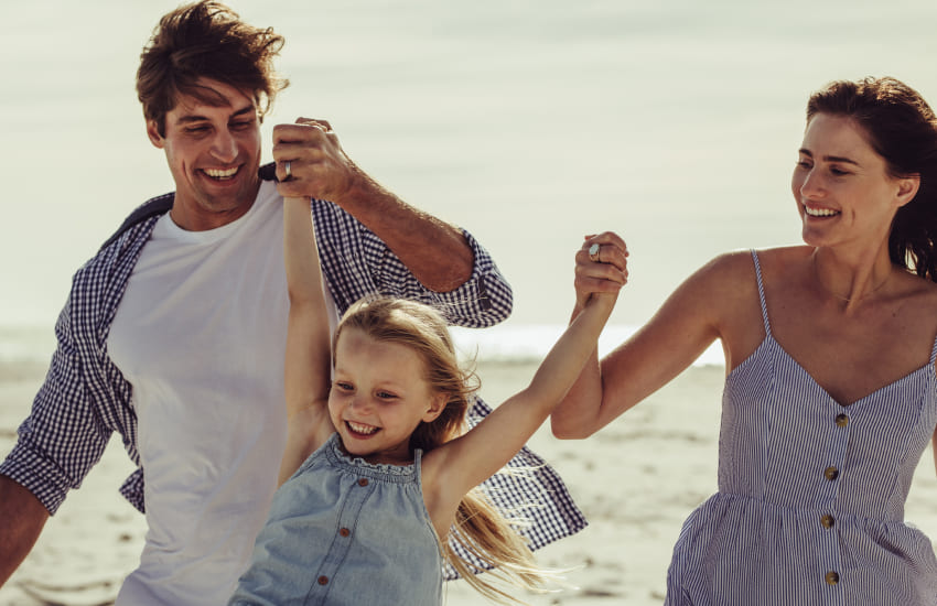 родители с дочкой, море, отпуск