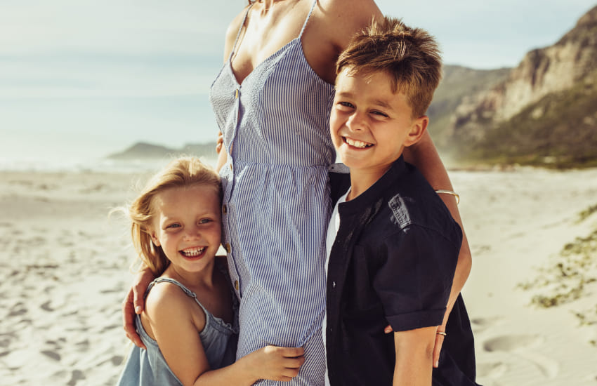 мама с детьми, пляж, песок