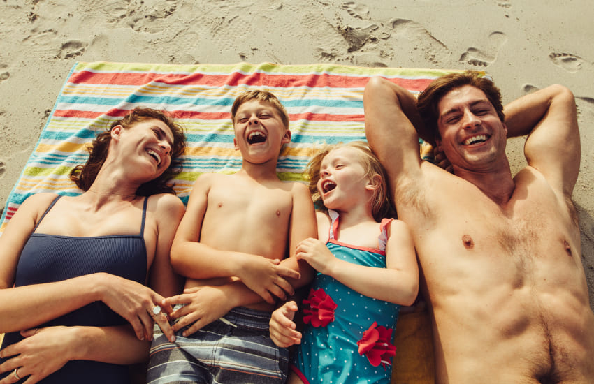 родители с детьми, пляж, полосатое покрывало