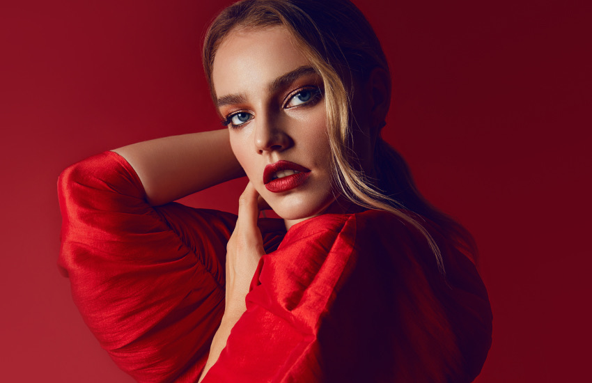 красивая девушка, красное платье, красная помада
