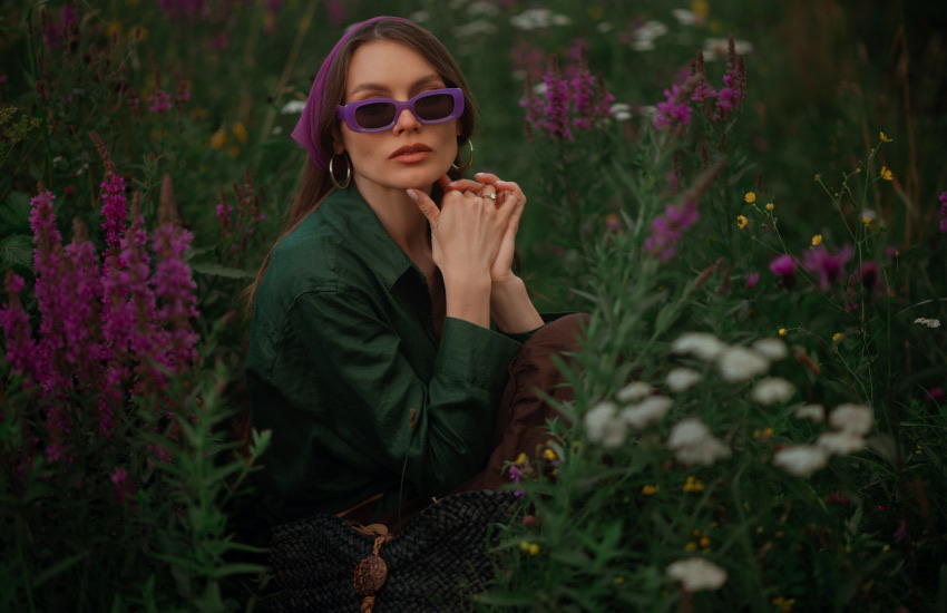 весна, луг с цветами, красивая девушка, зеленый пиджак