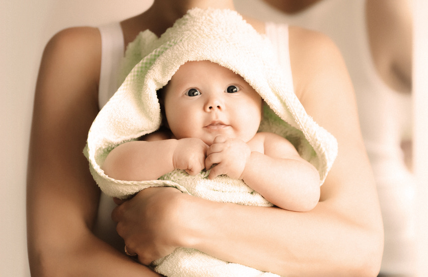 мама с младенцем, купание, младенец обернутый полотенцем