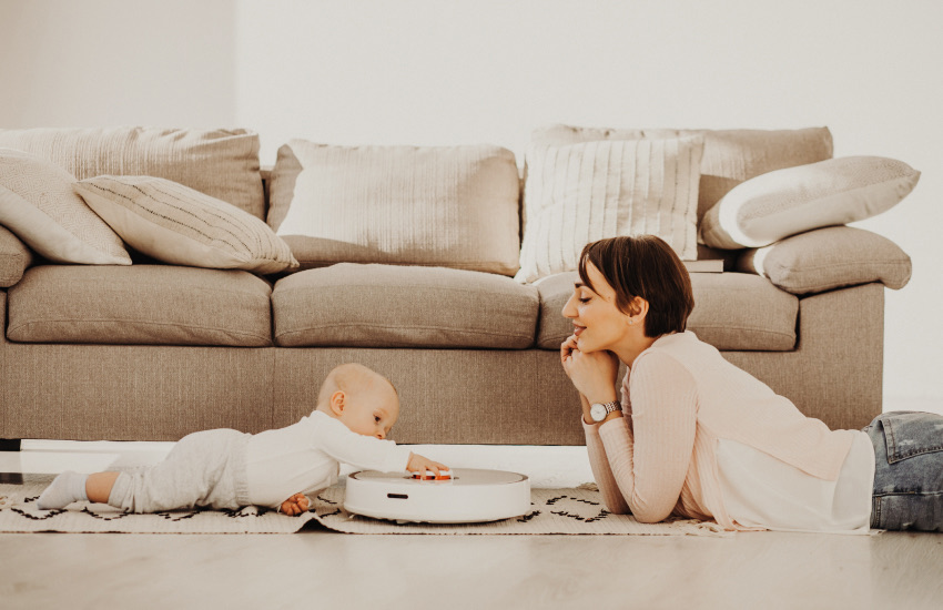 мама с младенцем, робот-пылесос, диван