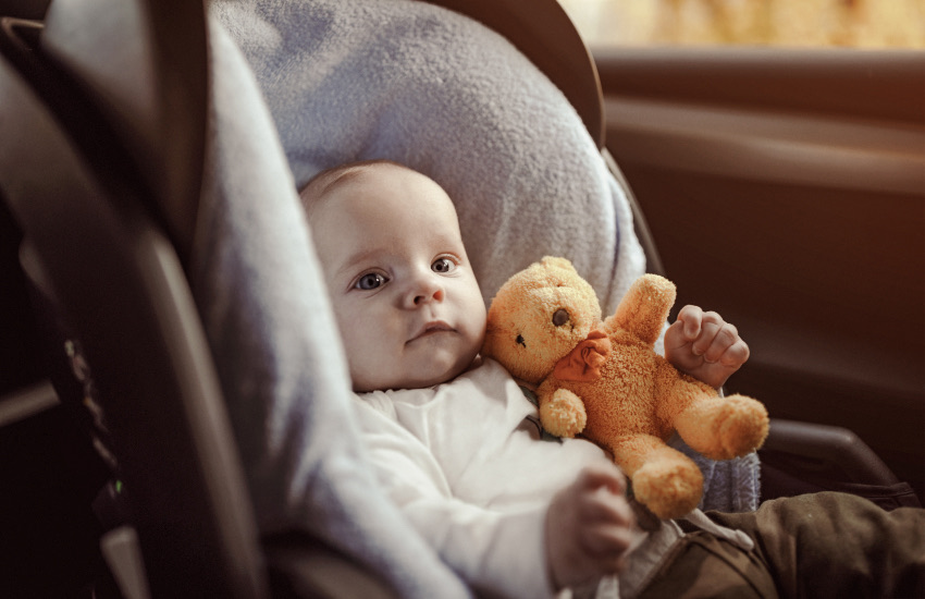 младенец, автокресло, мишка