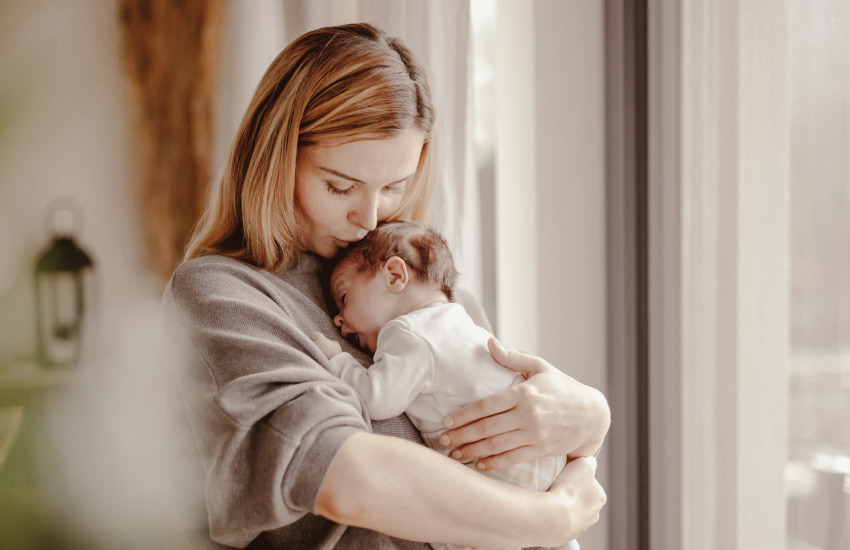 мама с младенцем, спящий младенец