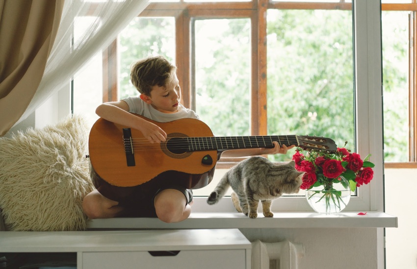 мальчик, гитара, кот, подоконник