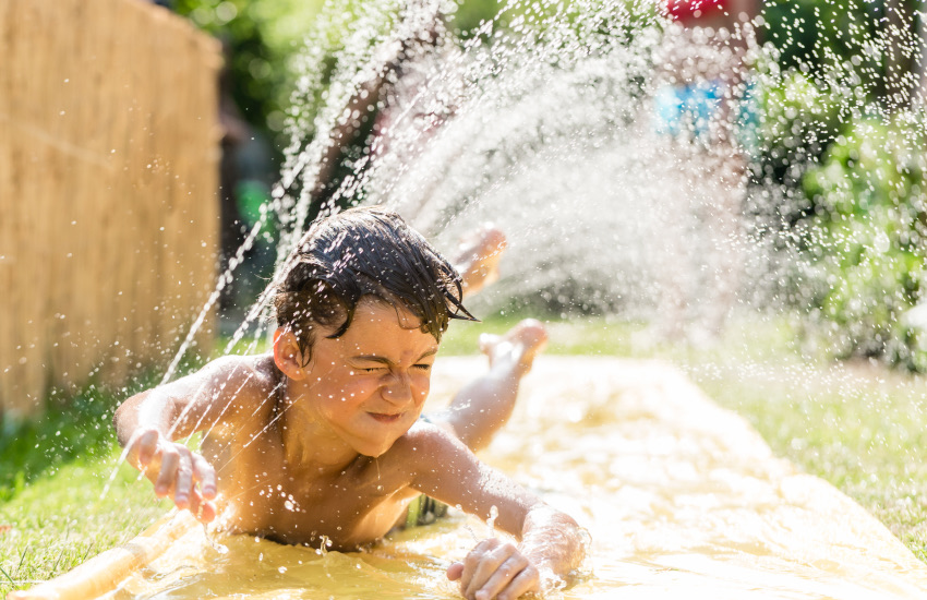мальчик, дача, вода из шланга