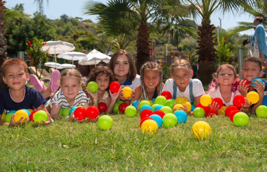 отдых с детьми, пальмы, мячики, аниматор