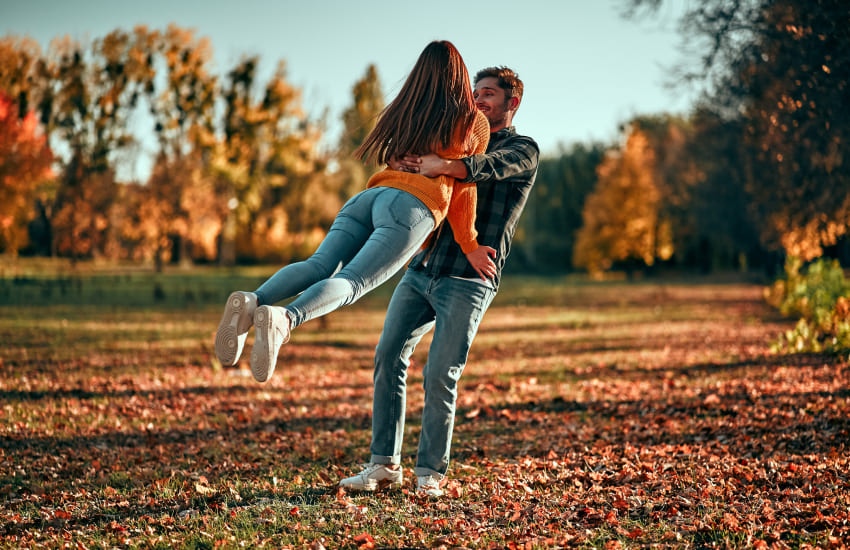 влюбленная пара, кружиться вместе, осень