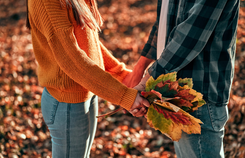 влюбленная пара, осенние листья, оранжевый свитер