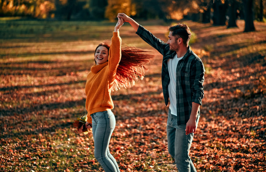 влюбленная пара, танец, осень