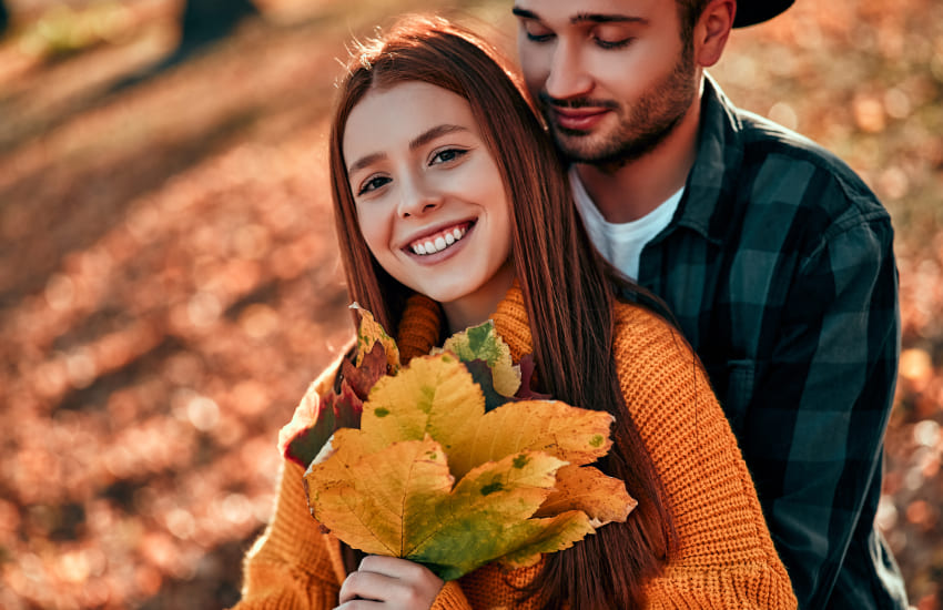 влюбленная пара, объятия, букет из листьев