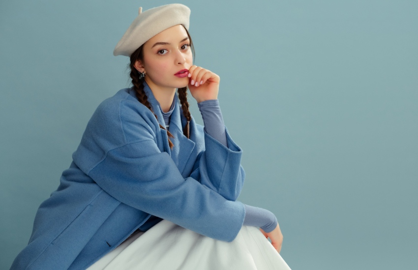 красивая девушка, голубое пальто, позирование