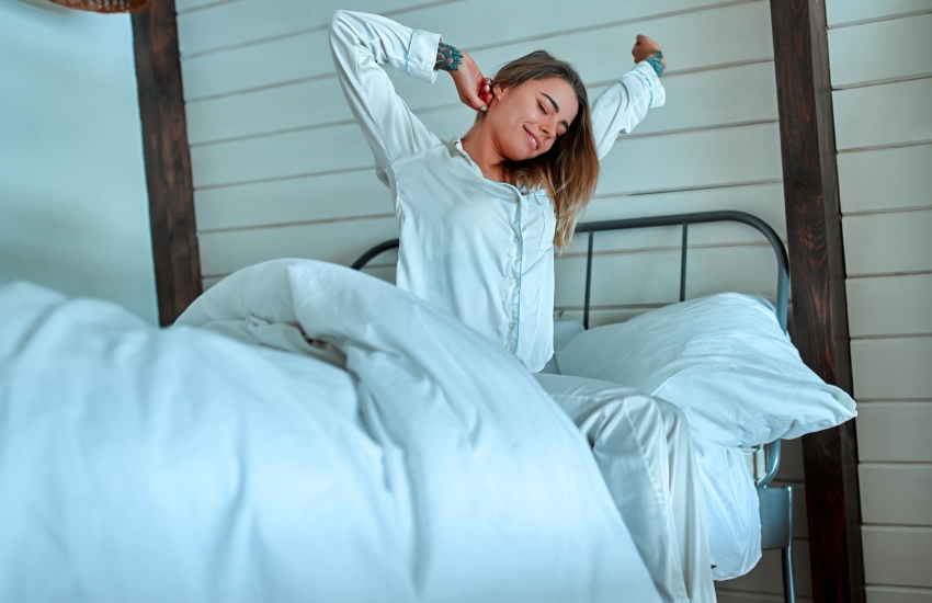 красивая девушка, утро, потягивание, кровать